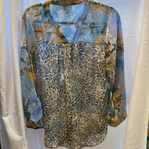 Fig and Flower Floral button down blouse - Picture 2 of 8